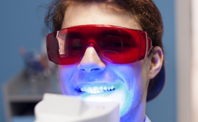 Tẩy trắng răng bằng đèn Plasma có hại không?